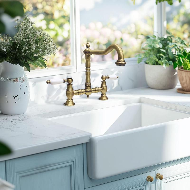 Torneira de cozinha nostálgica de bronze da PB para pia com bica angular e alavancas brancas PBN.BRO.H.WH