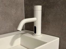 Waterevolution Flow torneira eletrônica para lavatório com sensor infravermelho, a pilhas, acabamento branco fosco T110EBBR