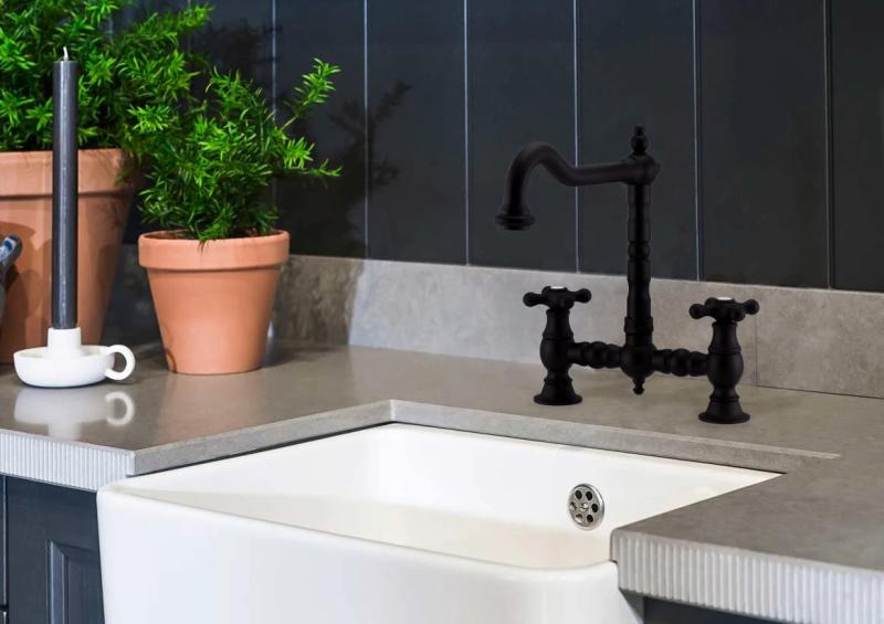 PB Nostálgica Torneira de Cozinha de Ponte Preto Fosco com Saída Angular e Botões Estrela PBN.ZW.H.ST