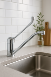 PB Clinic torneira de cozinha para pessoas com deficiência com bica giratória e alavanca longa cromada 1208953266