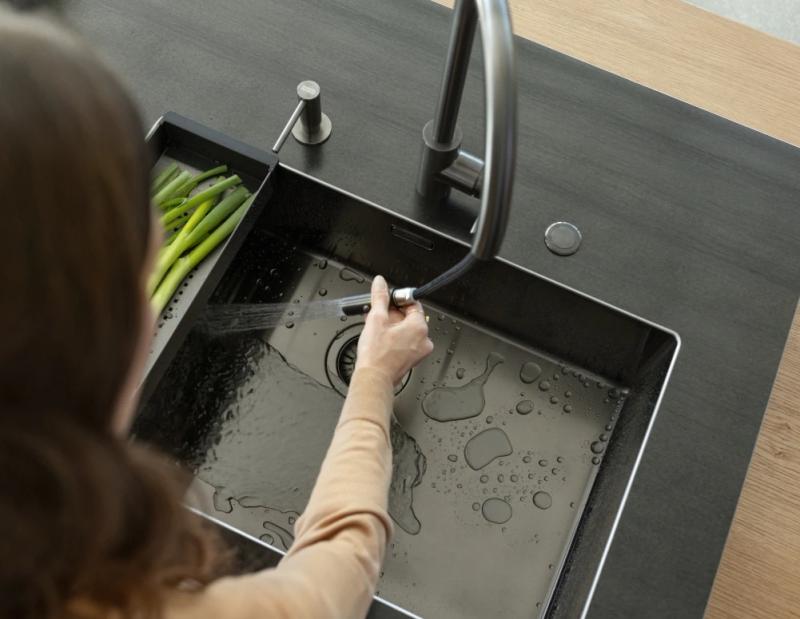 Torneira de Cozinha Franke Eos Neo com bico extensível e spray em PVD Gun Metal 115.0628.256