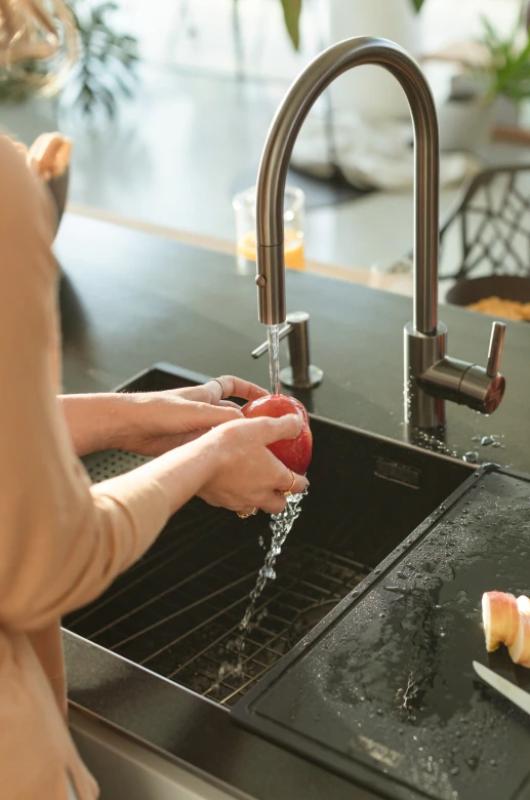 Torneira de Cozinha Franke Eos Neo com bico extensível e spray em PVD Gun Metal 115.0628.256