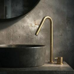 Waterevolution Flow torneira de lavatório de 2 furos em latão escovado com bica alta V de 120mm