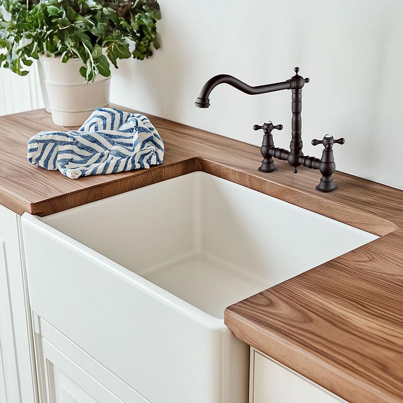 AquaTrimo Windsor torneira clássica de cozinha de 2 orifícios estilo nostálgico com bica angular preta 21WS7653SW