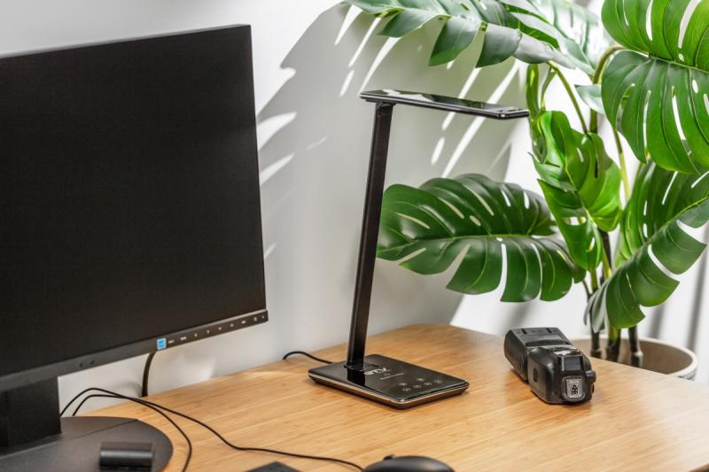 Lâmpada de Mesa Decorativa Tritton 6W 340lm AC220-240V 4-CCT Carregamento Sem Fio USB PF>0,5 RA>80 preto 1208962518