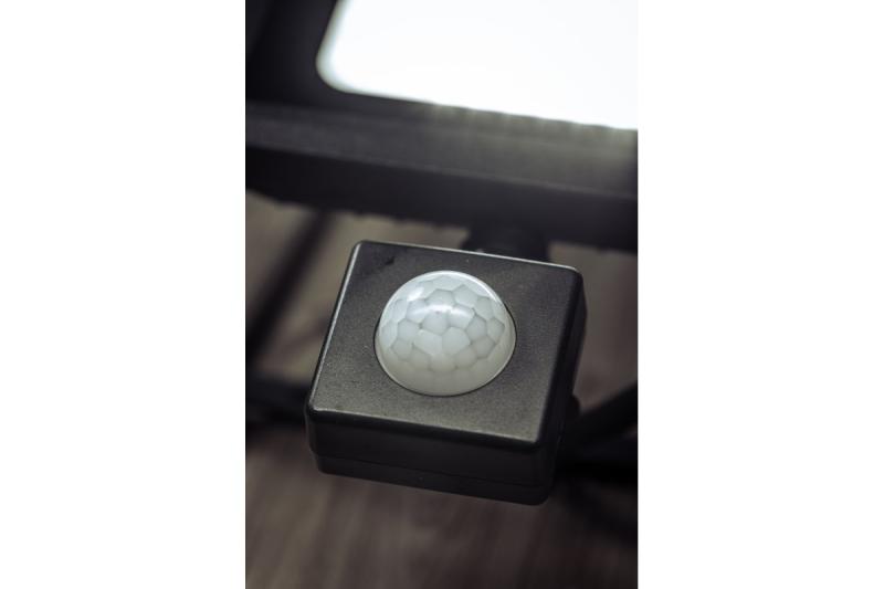 Projetor LED iNEXT com sensor de movimento 20W 1600lm, PF>0,9, RA>80, IP65, 120°, 6400K, corpo preto 1208962859