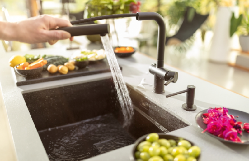 Franke Active Twist Monocomando Preto com Bica Retrátil e Controle Integrado de Drenagem 115.0669.769