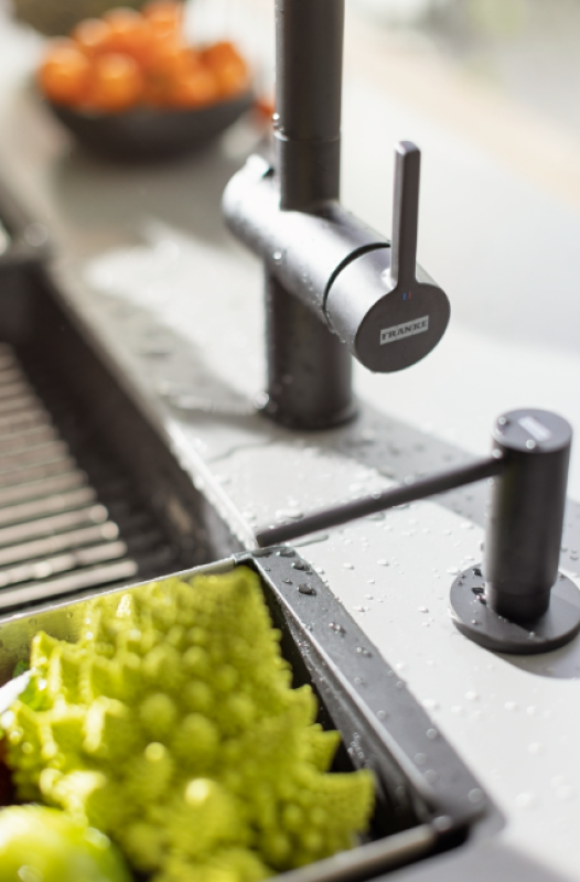 Franke Active Twist Monocomando Preto com Bica Retrátil e Controle Integrado de Drenagem 115.0669.769