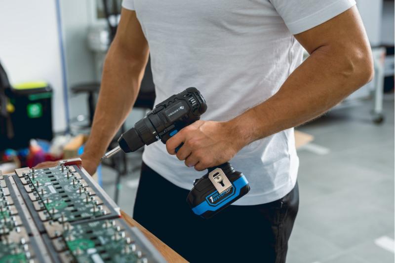 HÖGERT potente parafusadeira sem fio 18V para madeira e metal.