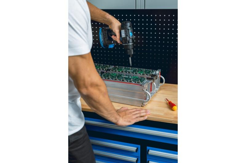 HÖGERT furadeira a bateria 18V, conjunto com bateria, carregador, suporte para bits, caixa de brocas.