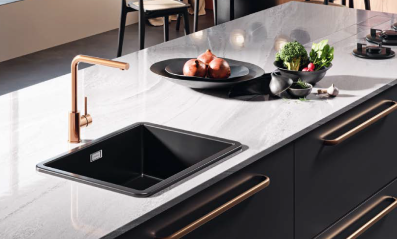 Ausmann Ceramic Ember Tapete cerâmico preto quadrado para pia de encastrar e sobrepor 40 x 40 cm com tampão em aço inoxidável 1208970507