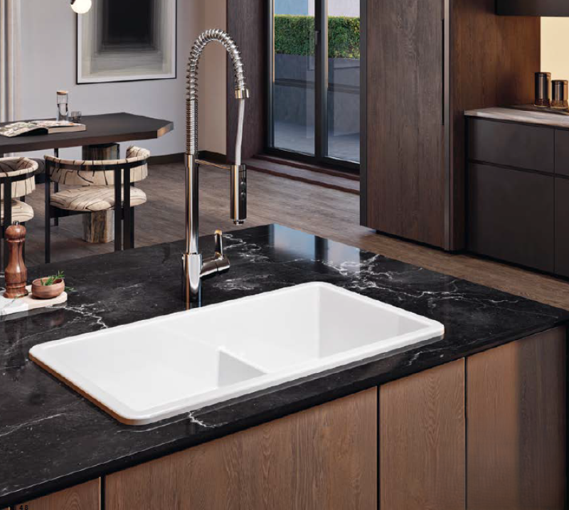 Ausmann Ceramic Ember Pia Cerâmica Branca Uma e Meia Embutida e de Superfície 733 x 401 mm com Plugues Dourados 1208971518