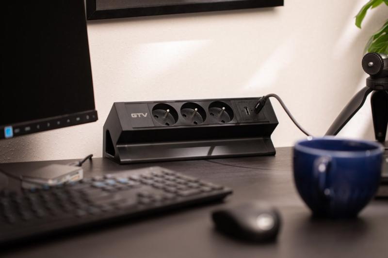 Tomada de móveis Basco, 3 x tomadas com aterramento, USB A+C, cabo de 1,5m, preto com montagem