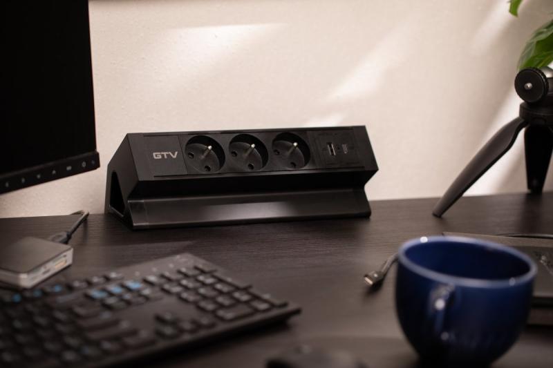 Tomada de móveis Basco, 3 x tomadas com aterramento, USB A+C, cabo de 1,5m, preto com montagem