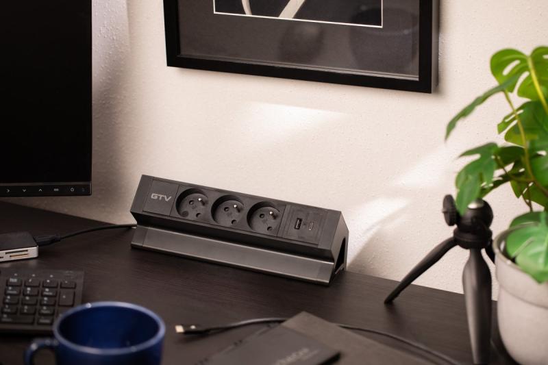 Tomada de móveis Basco, 3 x tomadas com aterramento, USB A+C, cabo de 1,5m, preto com montagem