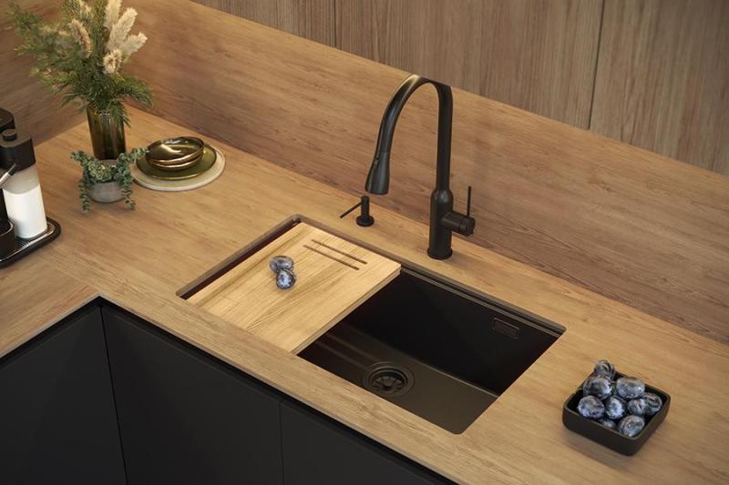 Quadri Newport II pia grande e profunda de granito para instalação superior e inferior bege 76x45cm com plugue dourado 1208971759