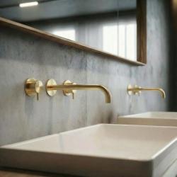 Torneira de lavatório embutida Waterrevolution Flow de 3 furos PVD ouro branco com bico de 21 cm T1163FWGE-21