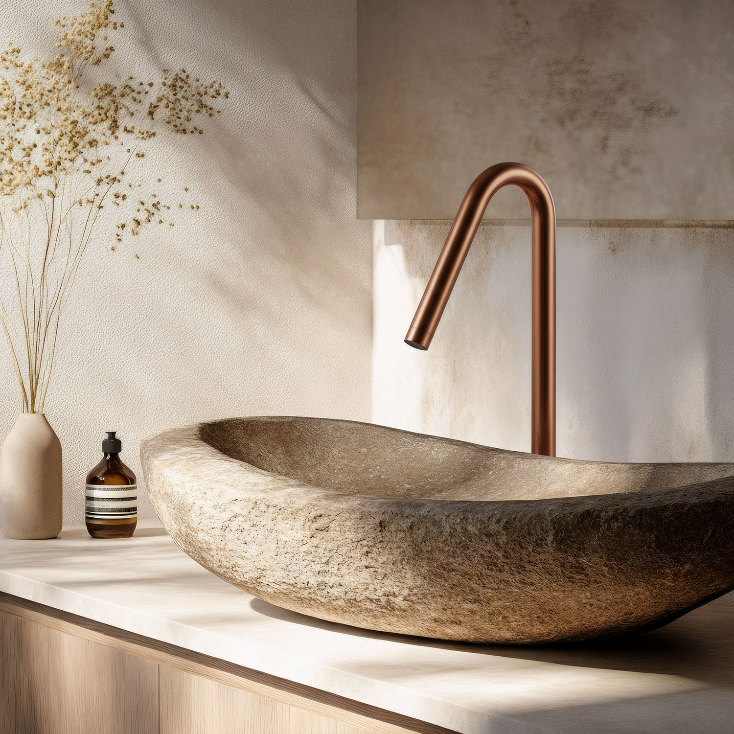 7 maneiras pelas quais os tons metálicos quentes valorizam um lavatório básico de casa de banho