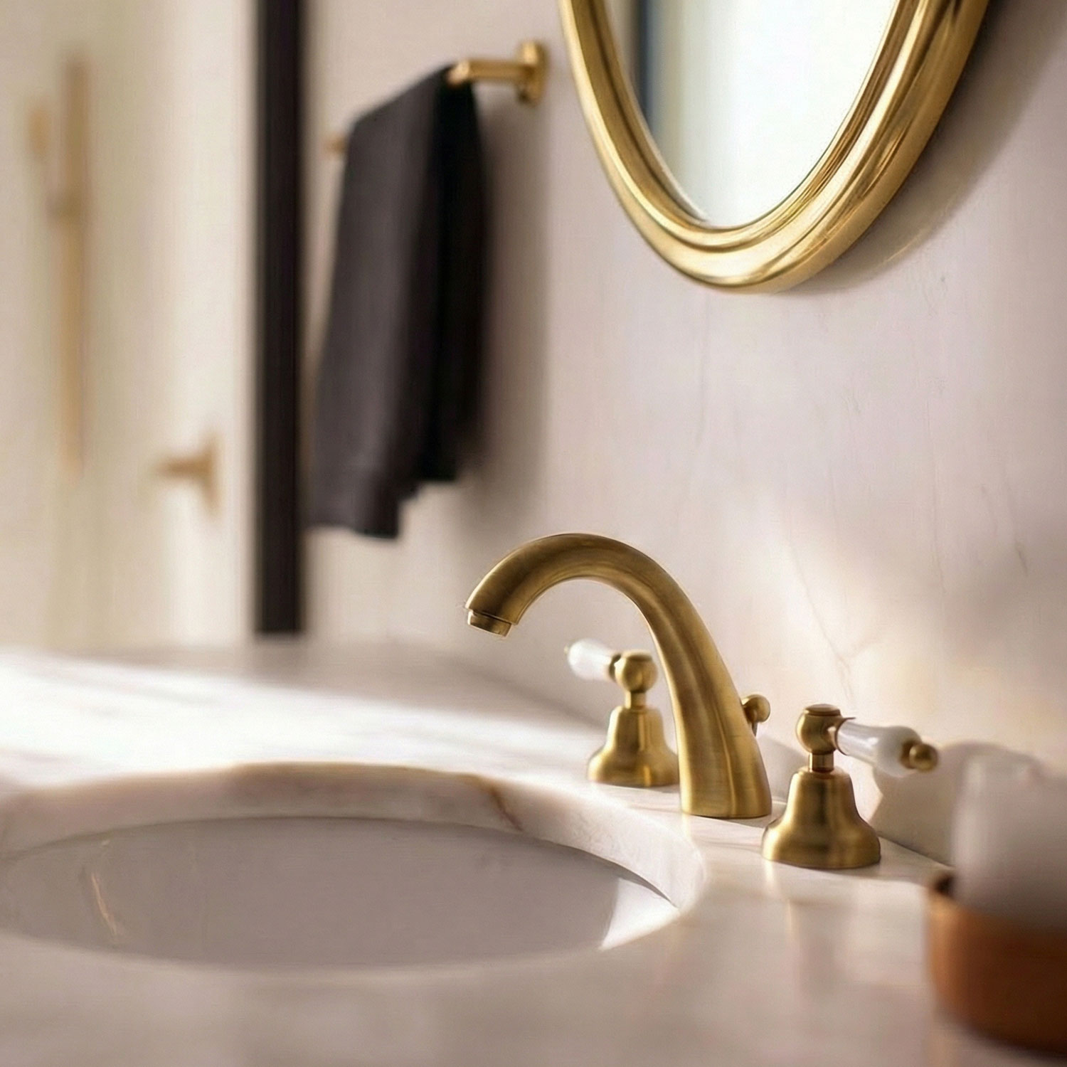 Mistura de metais: a arte de combinar acabamentos na casa de banho